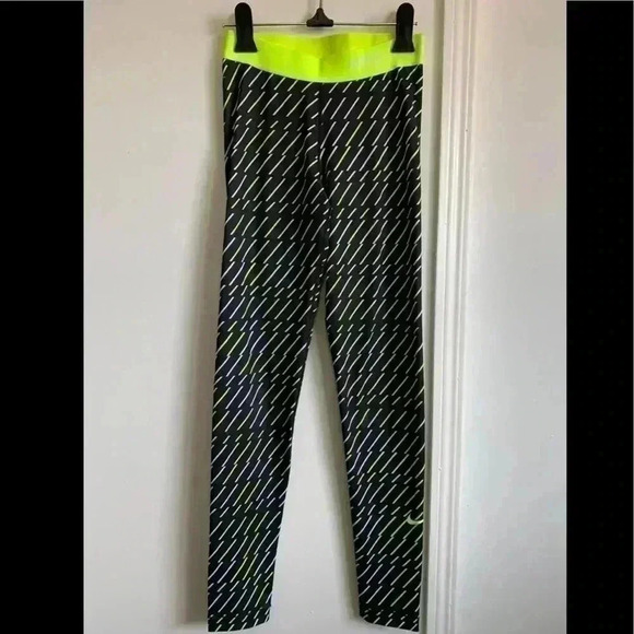 Nike pro Women’s dry fit black  and neon leggings size S - Picture 4 of 6